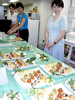 　「音と食のコンサート」では、チェロの演奏の後に、自らが手がけたオードブルの数々を味わっていただく。この日は、シャンパン”ドン・ペリニョン”に合わせて。